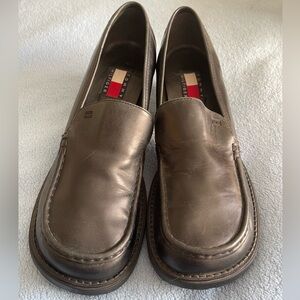 Vintage Tommy Hill figure slip on heel loafers